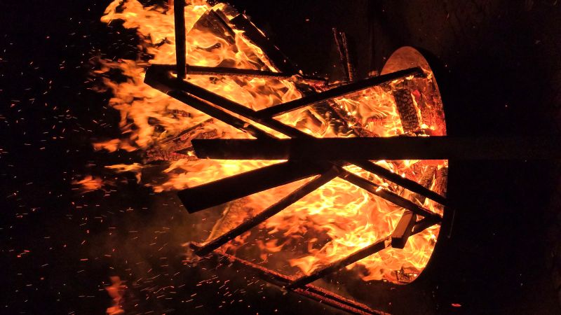 2026.04.04_Osternacht_MS_Osterfeuer_vor_Kirche_02.jpg